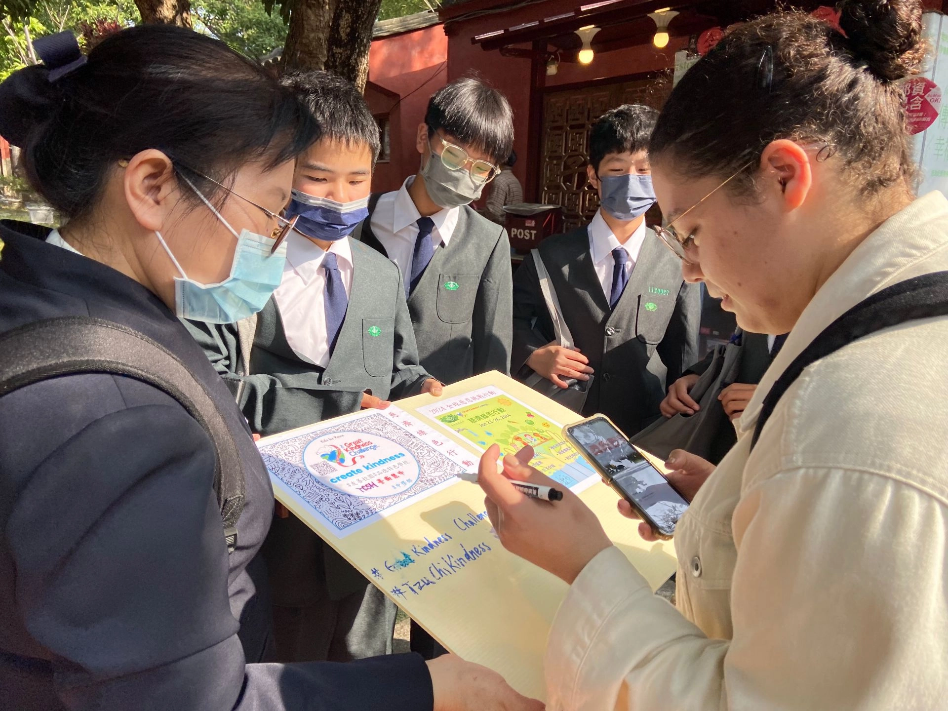十二個定點、二十條路線,遍布臺南市中心各大商圈、觀光景點、大道街坊、小巷鄰里,約略近千人民眾簽名響應落實一周環保綠行動。