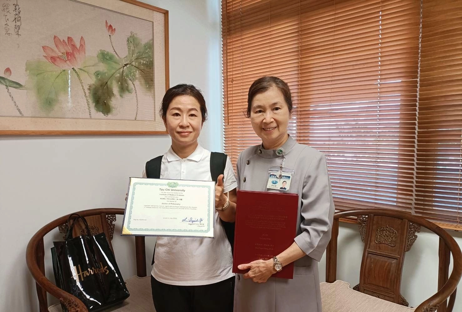 慈濟大學護理系章淑娟老師研究團隊,右為章淑娟老師,左為慈濟科技大學洪玉龍老師