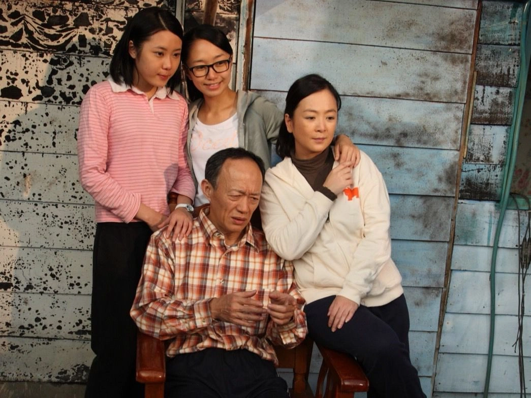 《有你真好》何依霈(右後)蔡函岑(左後)飾演姊妹,金士傑(左前)趙永馨(右前)飾父母