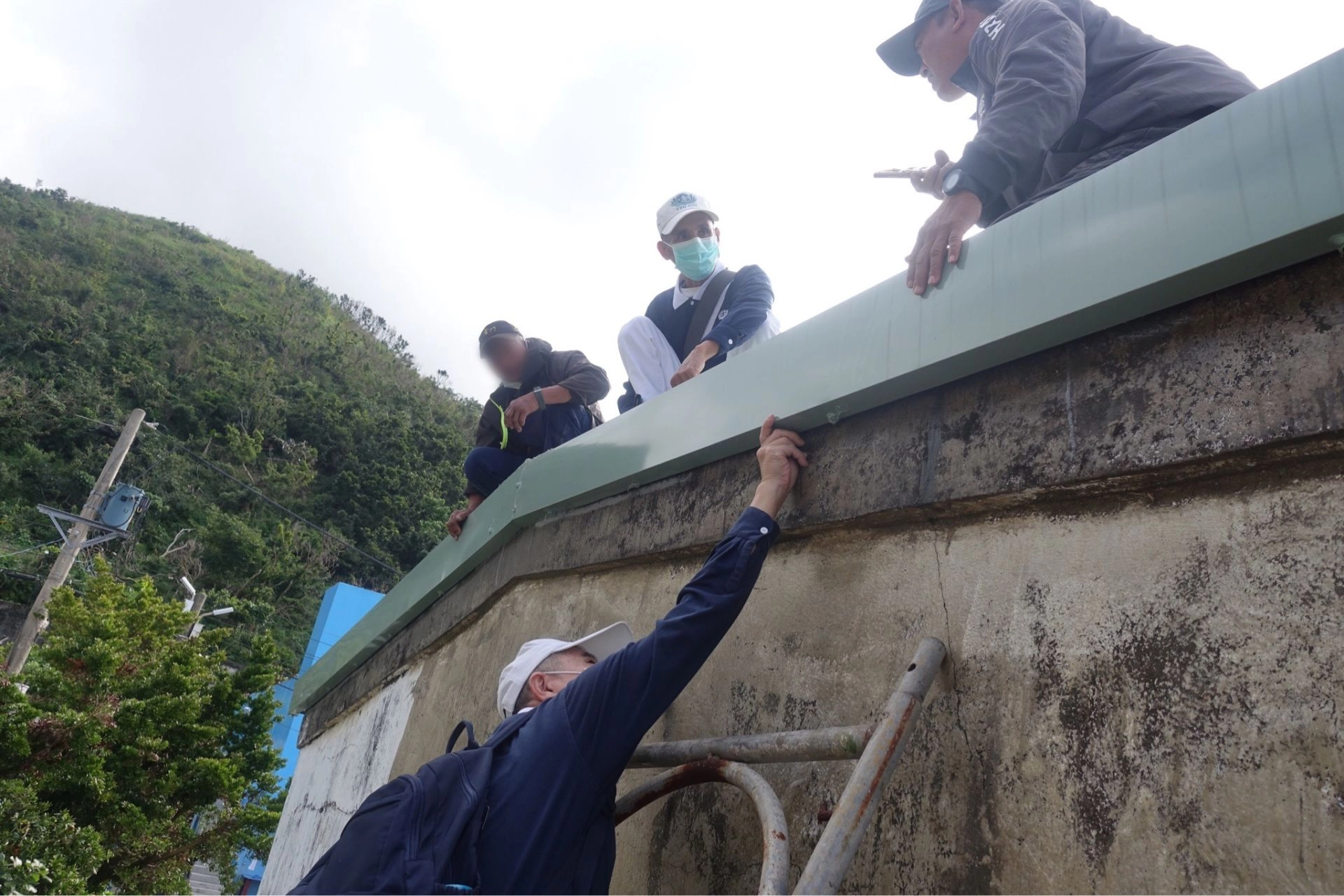 慈濟2月20日到蘭嶼關懷民宅重建進度,向案家確認施作是否符合需求。