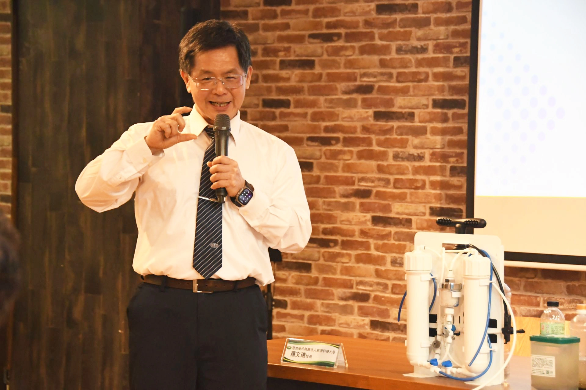 慈濟科技大學校長羅文瑞表示,可逆洗的攜帶型淨水裝置,符合聯合國SDGs 6淨水與衛生目標。