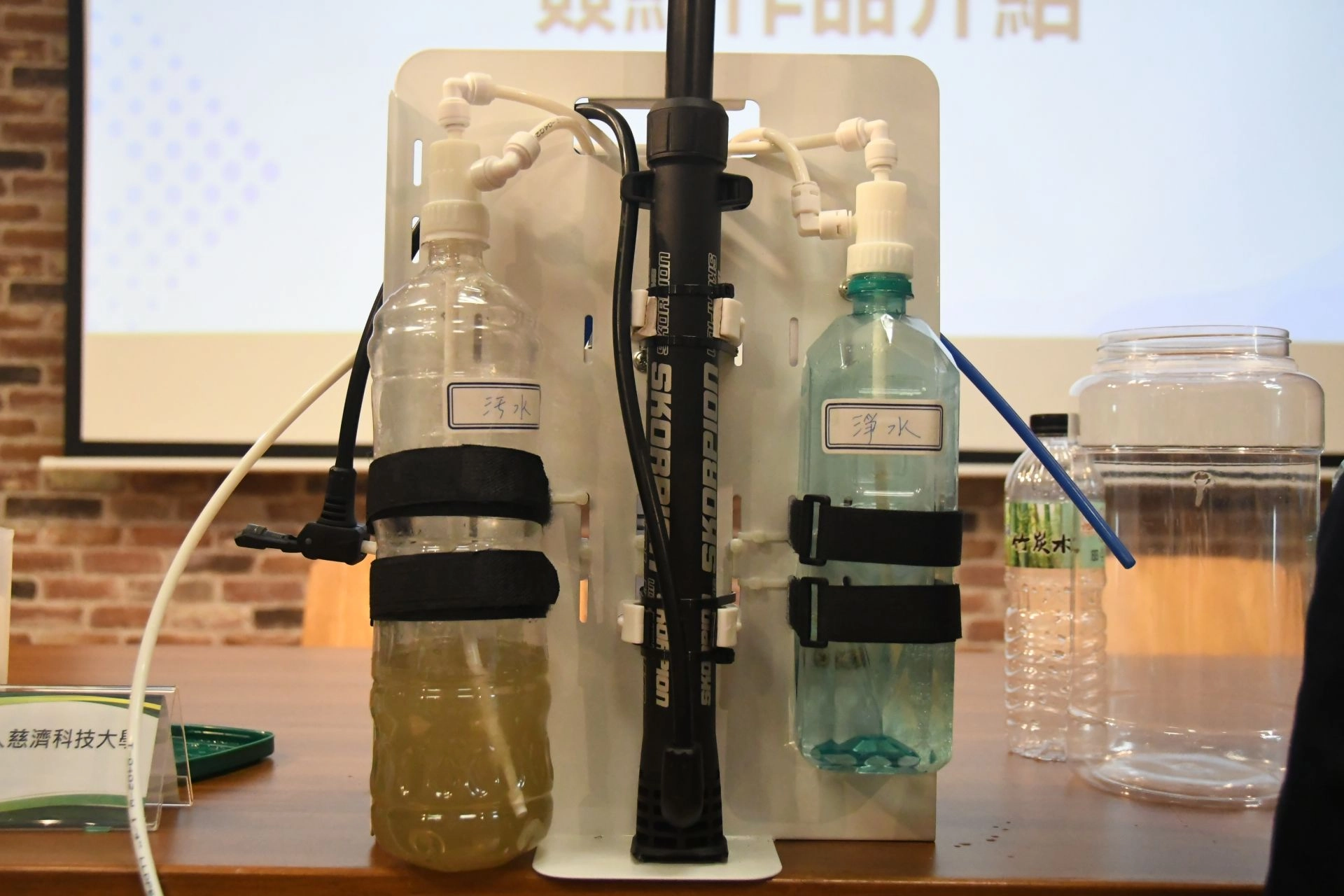 「可逆洗的攜帶型淨水裝置」輕薄短小,不論婦女或小孩都能拎了就走。