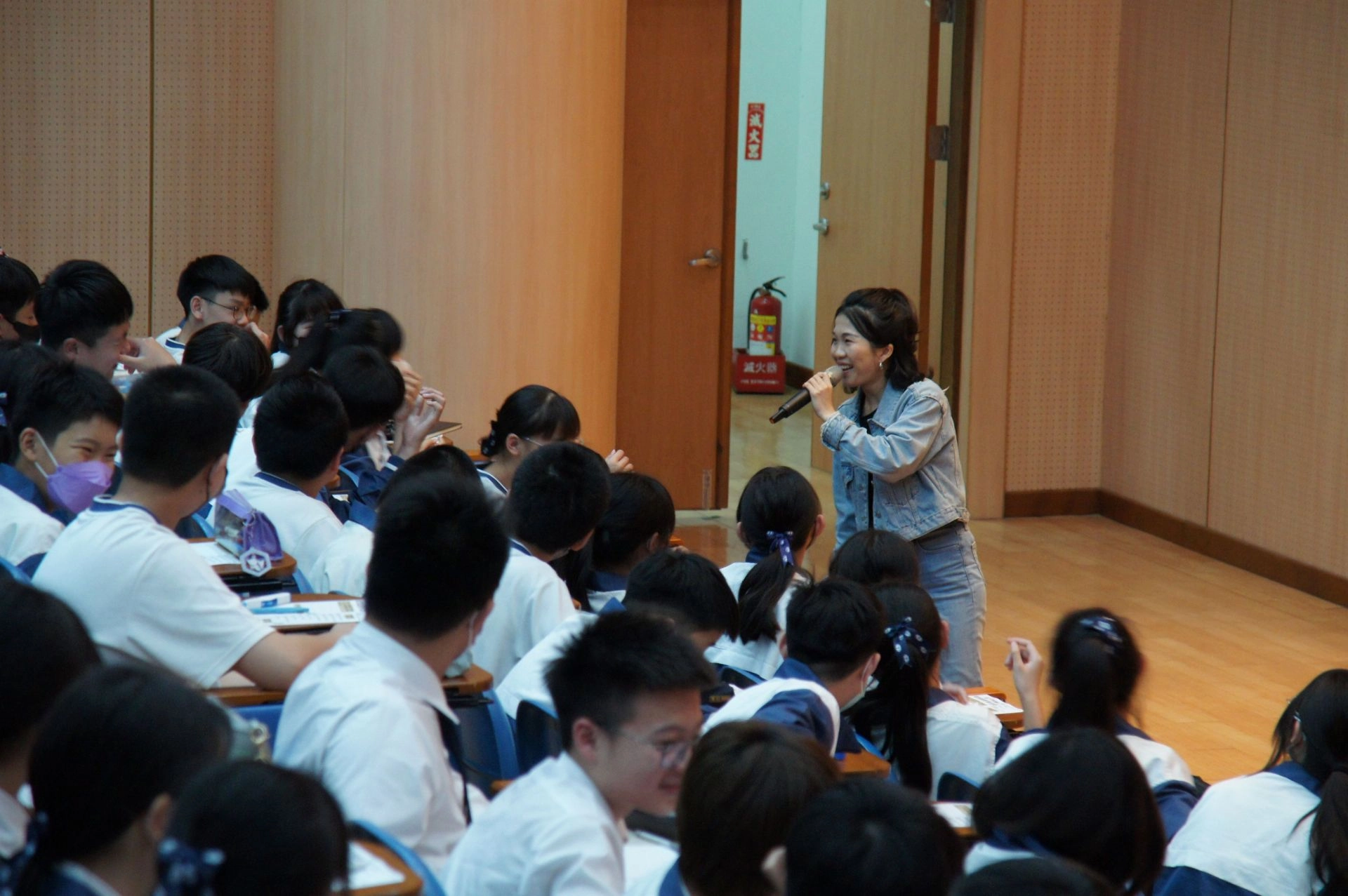 受活力滿點的黃宜佳講師鼓舞,同學們積極回應講師的提問。