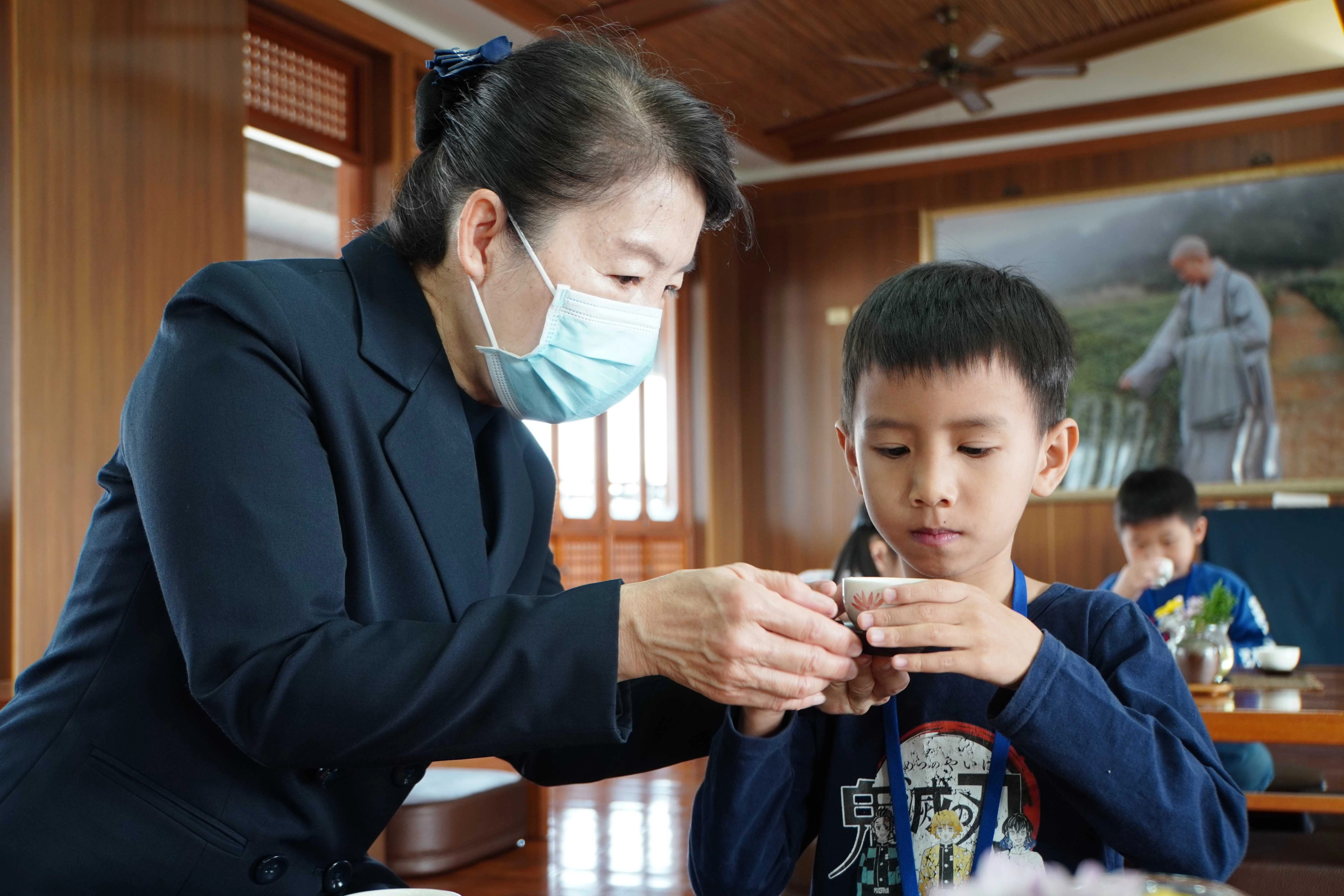 人文老師帶領孩童學習慈濟人文課,結合品格教育最具特色的兩門體驗課程茶道及花道。