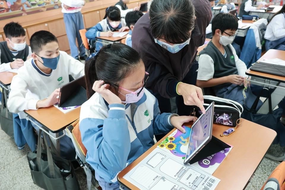 精實學科教學配合行動學習,引發學生學習動機與熱情、擴展學習廣度與深度。