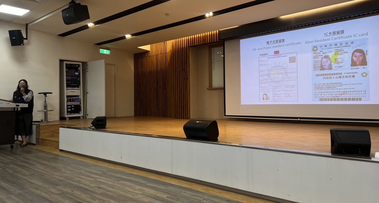 曾為英國留學生的移民官高琳喬,對於在座外國學生可能面臨跨越文化生活適應藩籬進行說明與解答。