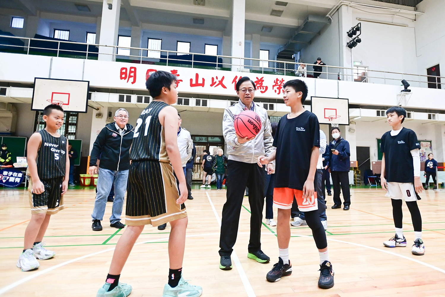 張市長為比賽開球。