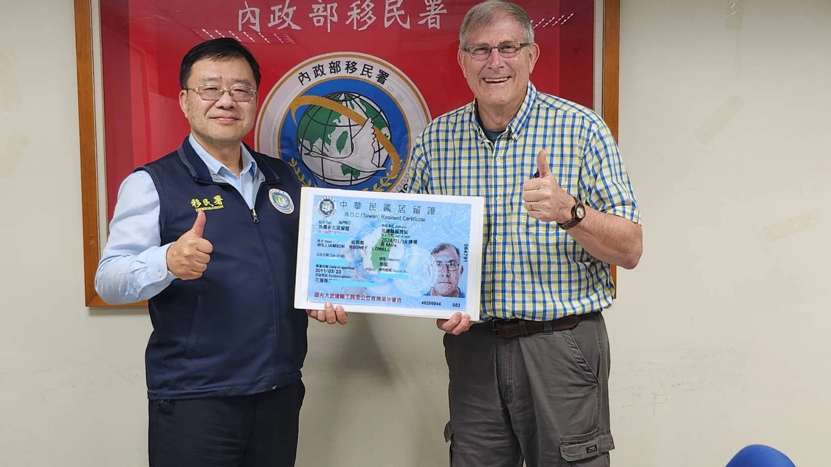 威樂義(右一)獲頒「馬偕計畫」永久居留證,由內政部移民署北區事務大隊花蓮縣服務站主任胡朝仁(左一)親自頒發。