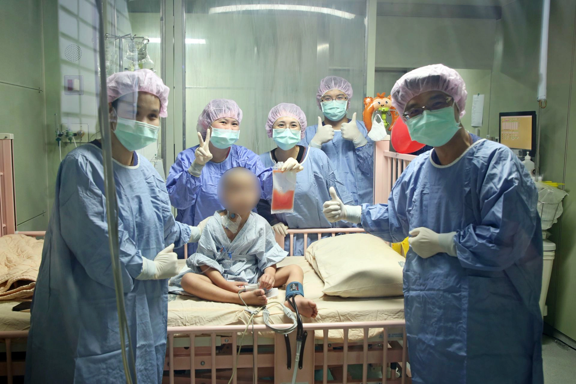 2021年8月,來自越南的4歲男童Tin(化名)為了治療血癌,在母親的陪伴下特地跨海來台臺,到了花蓮慈濟醫院進行非親屬異體幹細胞移植,經過漫長的療程與恢復期,順利於隔年5月康復返回家鄉。