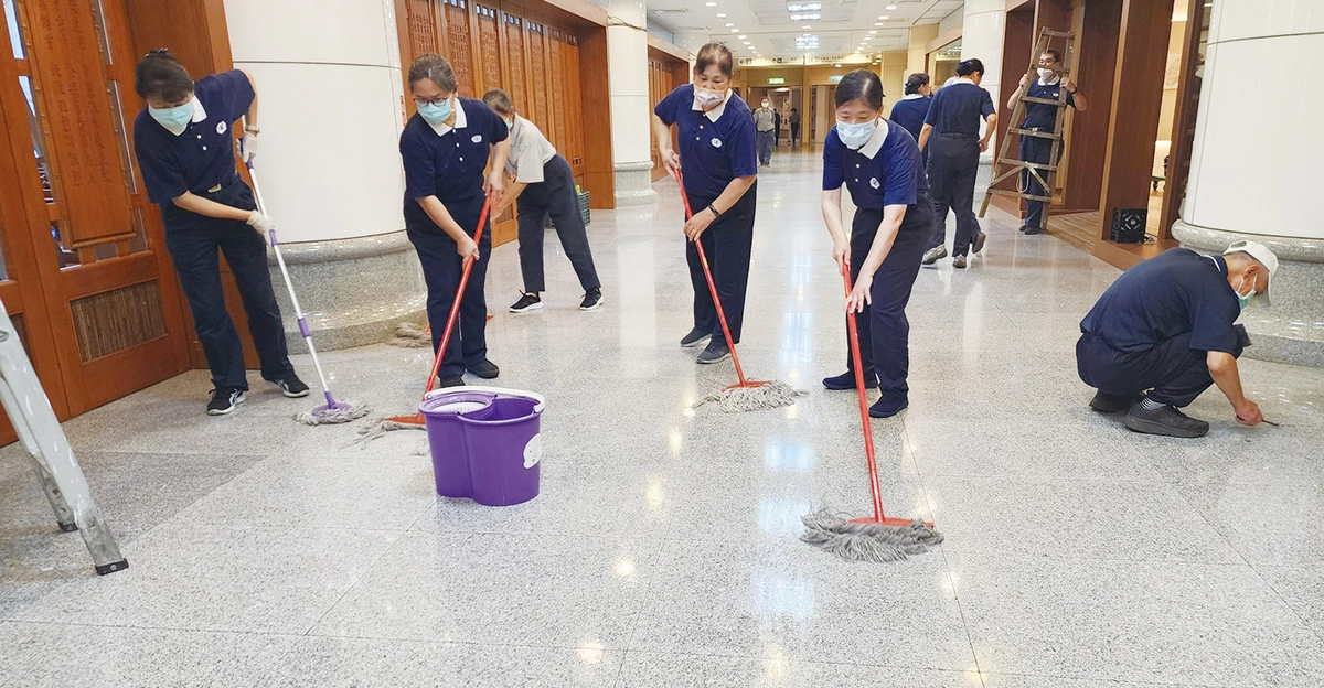 慈濟志工作為台北慈濟醫院後盾,強化各項環境清潔。