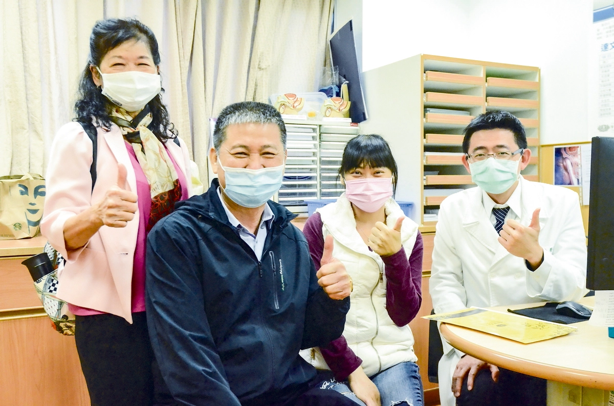 醫療團隊悉心照顧器官移植病人,讓病人康復出院,並與病人、家屬歡喜合影。