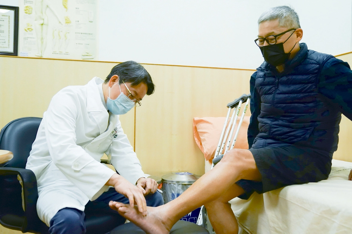 台北慈濟醫院視病猶親,精進專業技術照顧病人。骨科鑽研足踝治療。