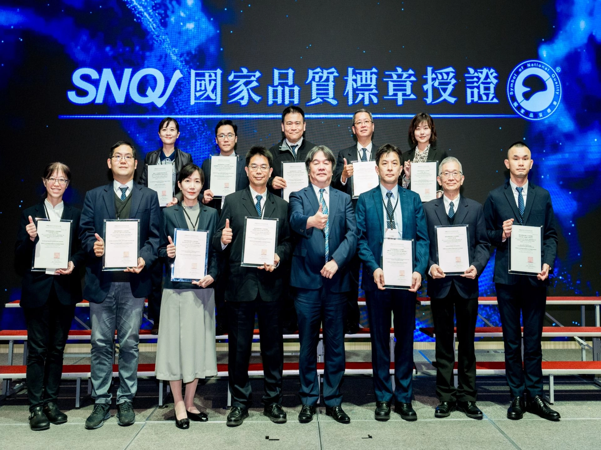 花蓮慈濟醫院檢驗醫學科連續兩年獲得SNQ國家品質標章認證,由張淳淳主任(前排左一)代表接受。