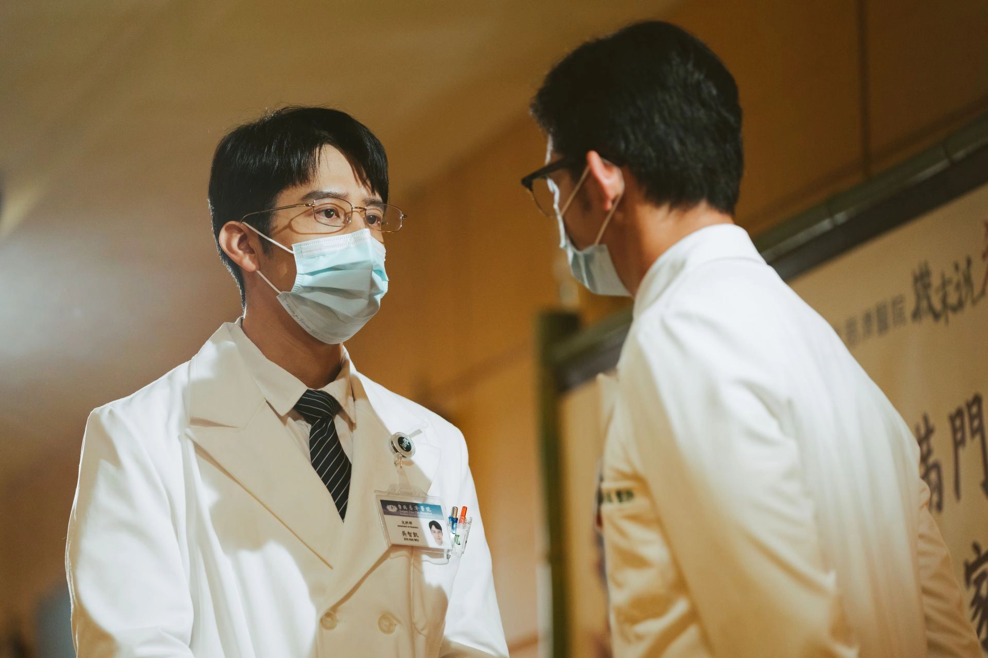 大愛劇《打怪任務》胡宇威(左)與温昇豪,醫生與院長之間的對手戲