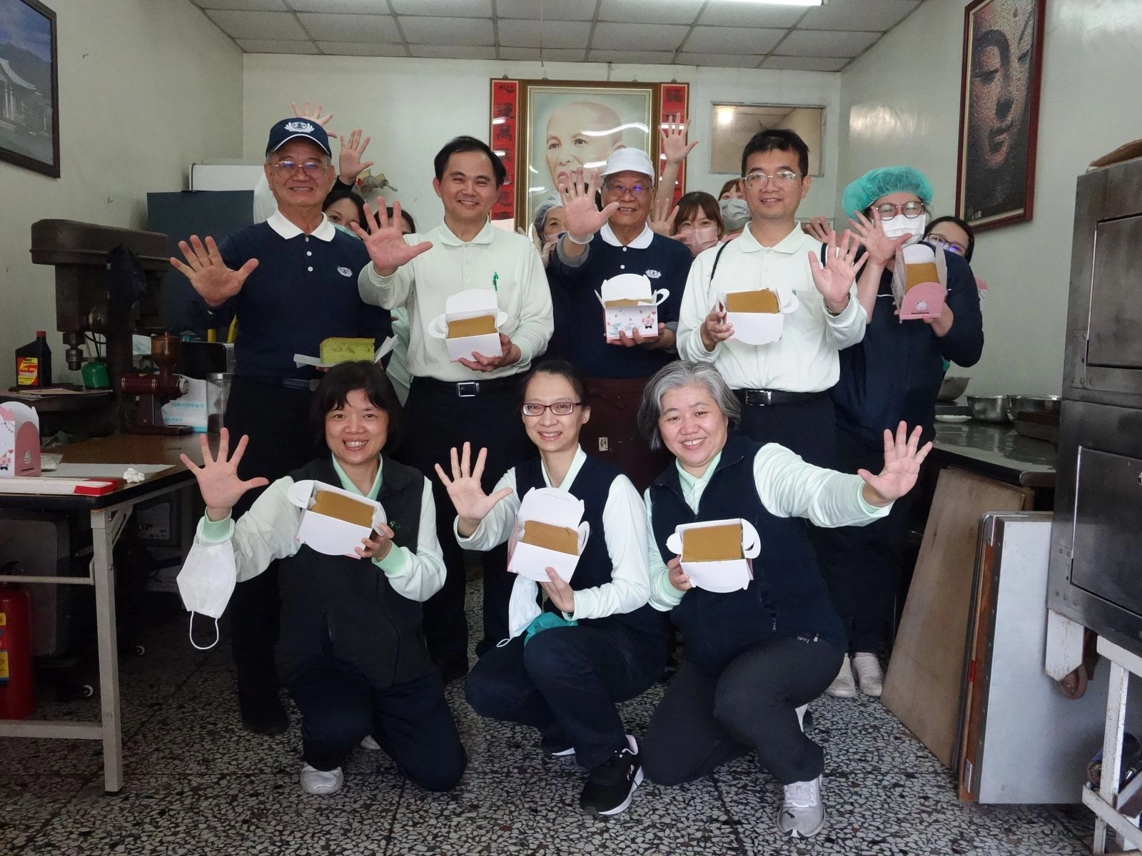 斗六慈濟醫院同仁特地到彰化田中,與賴界明師兄等人一起做院慶蛋糕