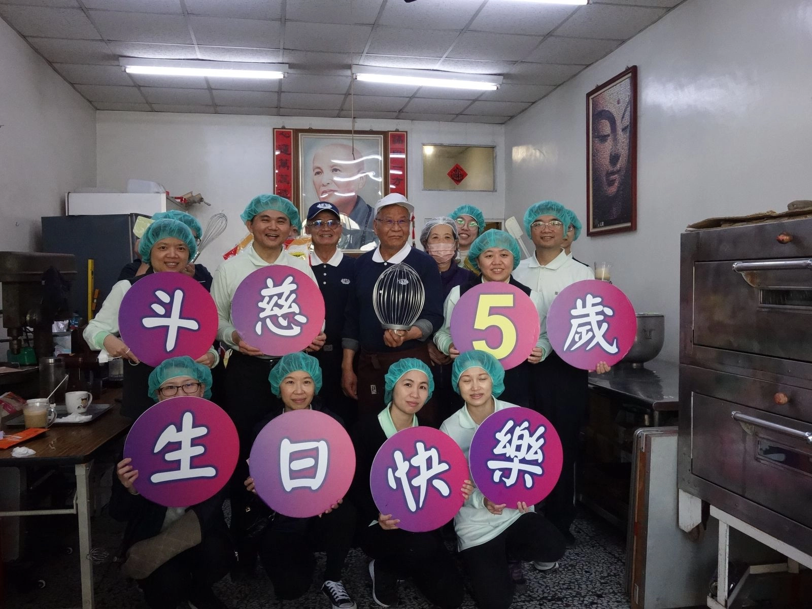 斗六慈濟醫院同仁特地到彰化田中,與賴界明師兄(中)一起做院慶蛋糕