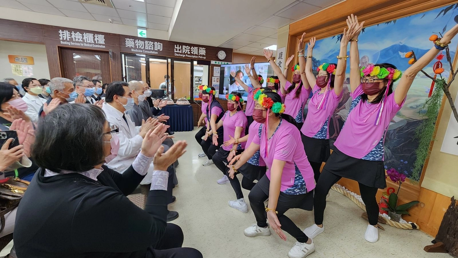 社區媽媽俏麗土風舞班,表演「我們都是一家人」,醫院、社區一家親。