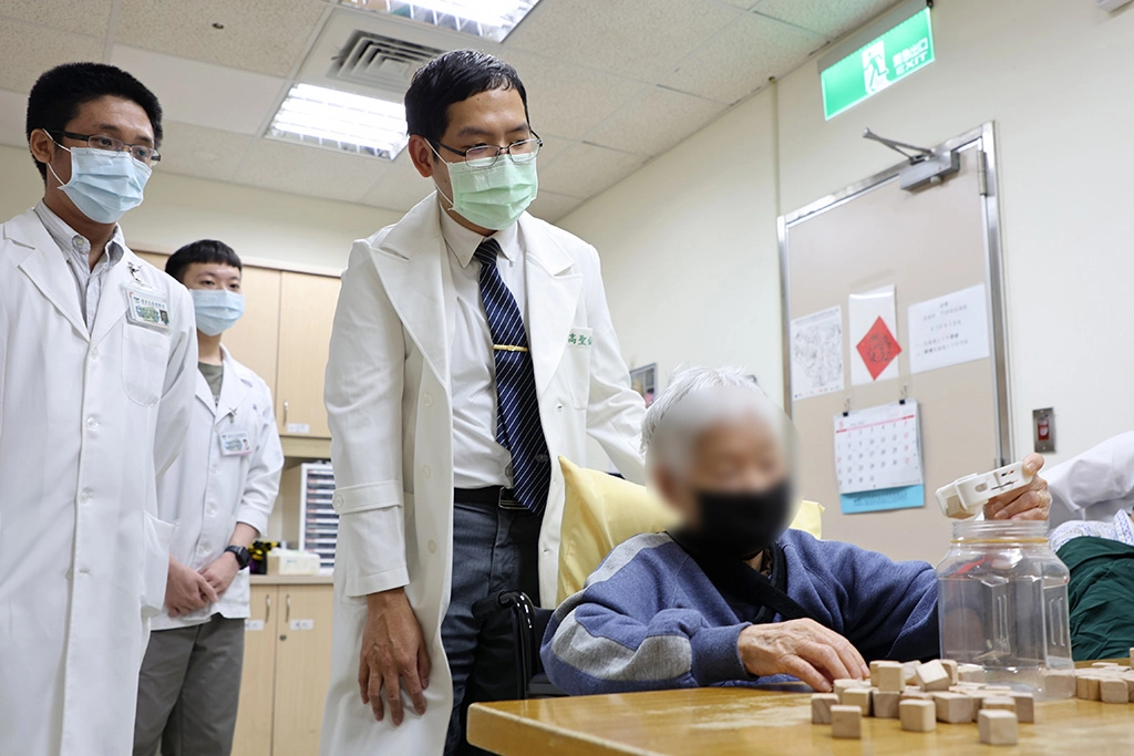 花蓮慈院老年醫學科高聖倫主任與團隊為高齡病患提供急性醫療照顧,並在住院中開始早期復健治療的介入,直到症狀穩定後,下轉至合作醫院進行後續更高頻率且持續性的復健訓練,使盡早恢復健康,重返家中。(TCnews資料畫面)
