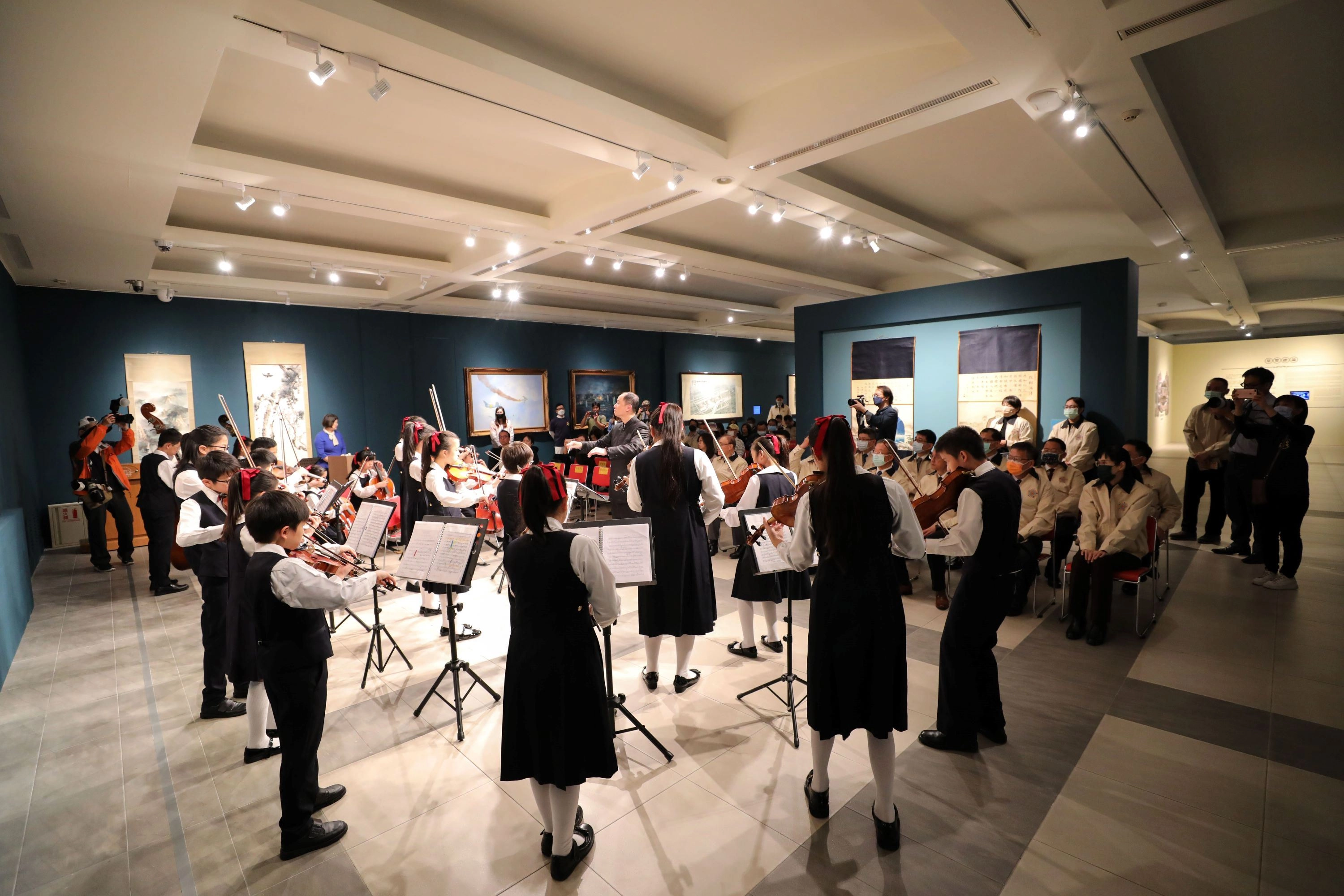 光復國小弦樂團於「島嶼.記憶—描繪臺灣50年」典藏特展開幕表演畫面。