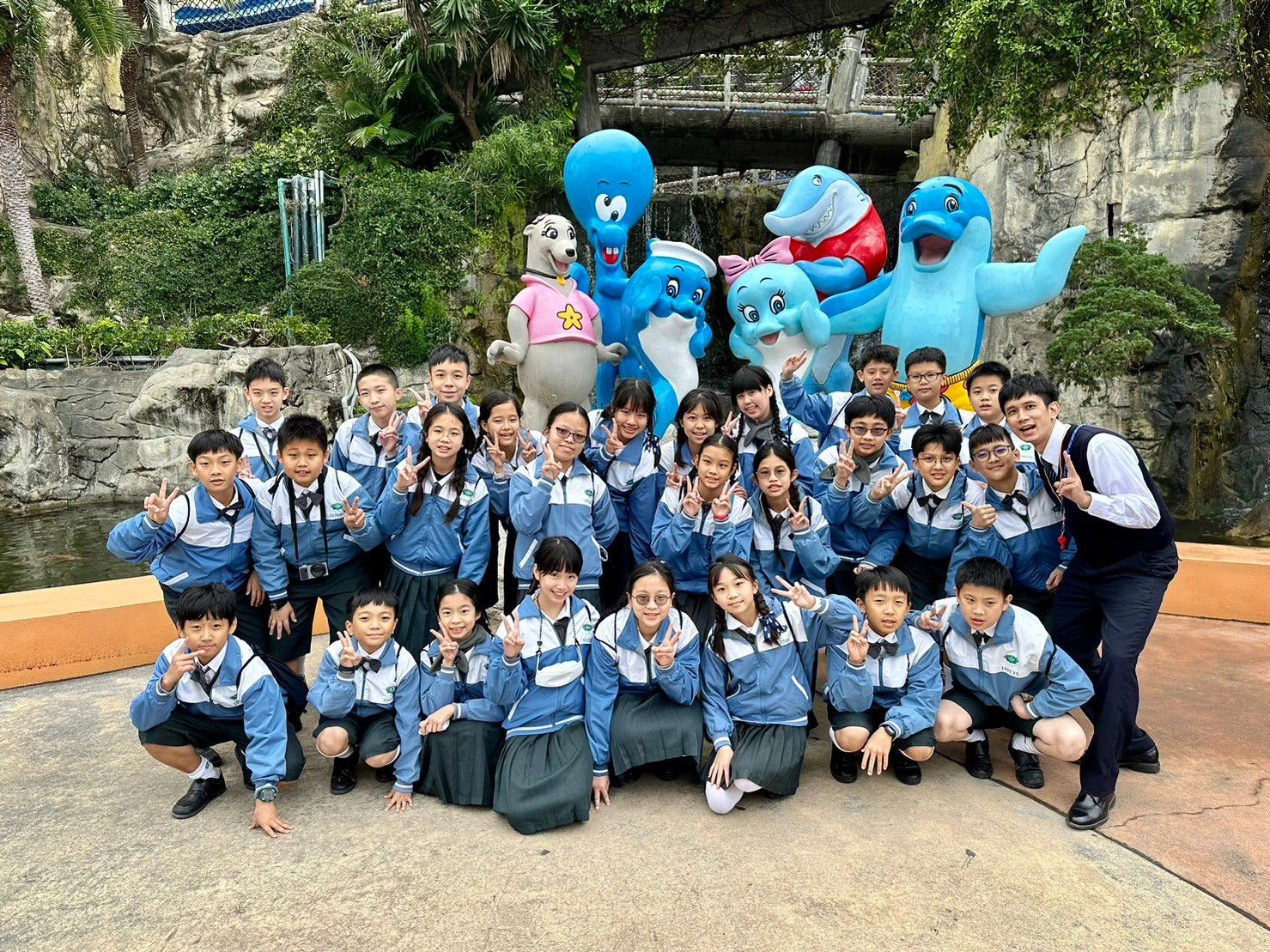跟同學一起在海洋公園嘗試各樣刺激又好玩的遊樂設施,美好回憶深深的烙印在每個人心