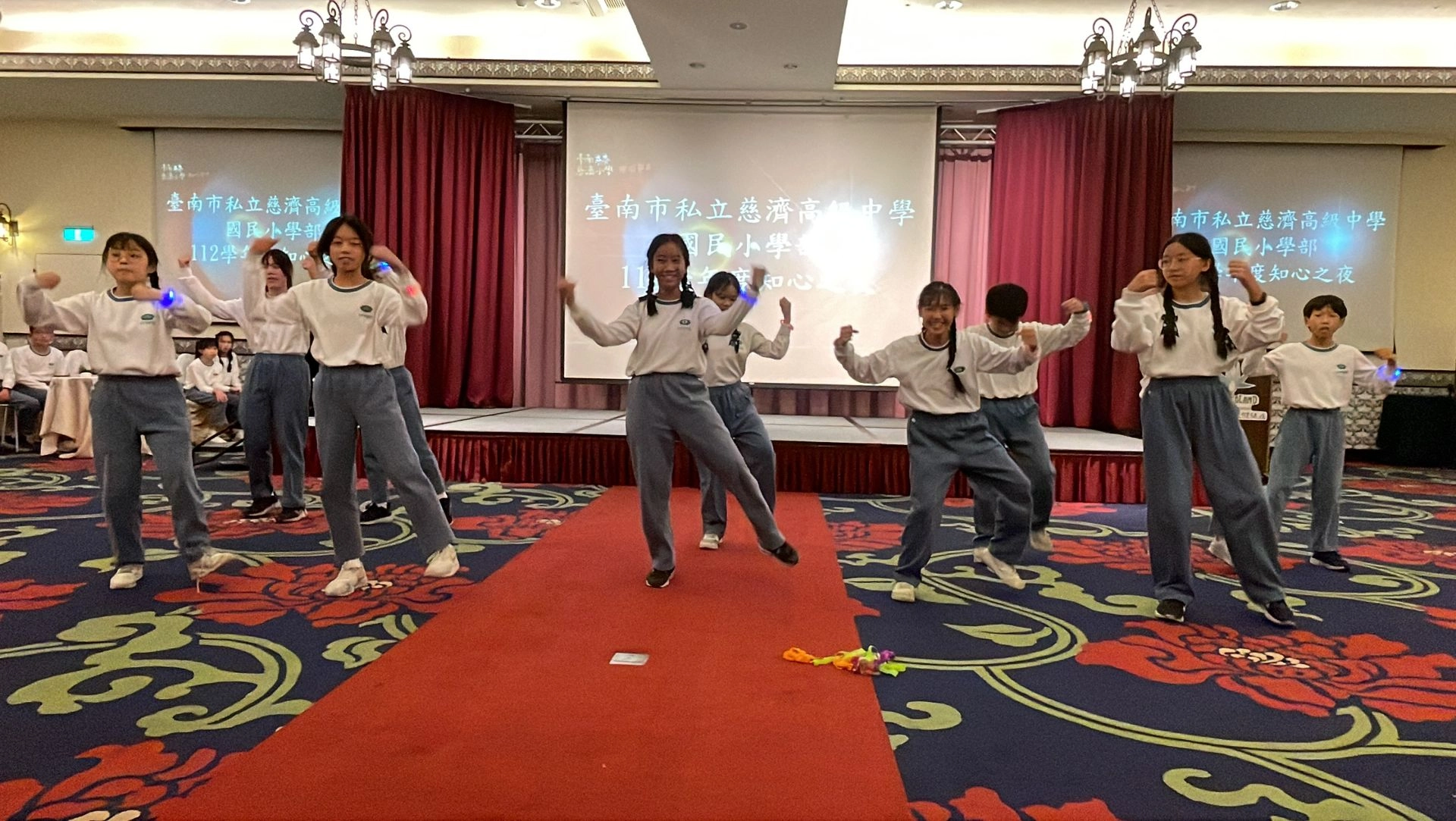 師生共同籌畫的知心之夜晚會活動中,學生熱情參與表演。