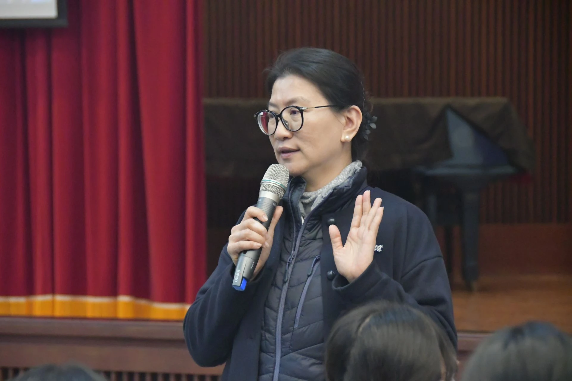 人文室主任謝麗華以日本羽田機場事故為例,強調護理師的每個護理措施,都會影響病人的健康。