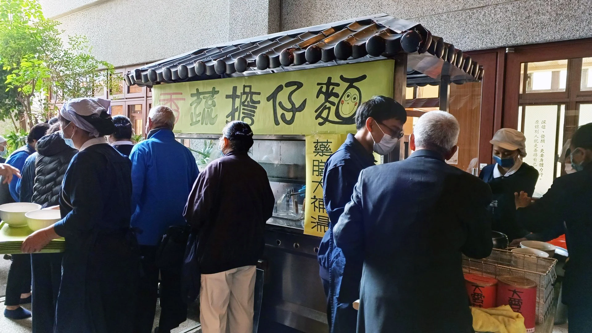 靜思堂一樓及外面,志工擺設了麵攤提供多種美味蔬食,讓欣賞完音樂會的大家吃飽飽再回家。