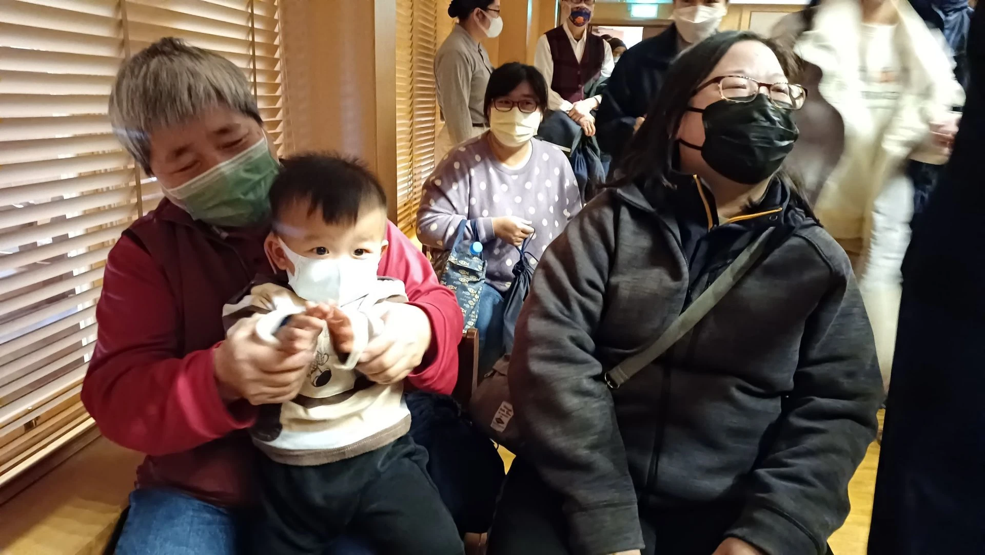 走過人生十字路口的吳美琴,帶著二個女兒和和一歲孫子,一早從頭份開車來參與音樂會。