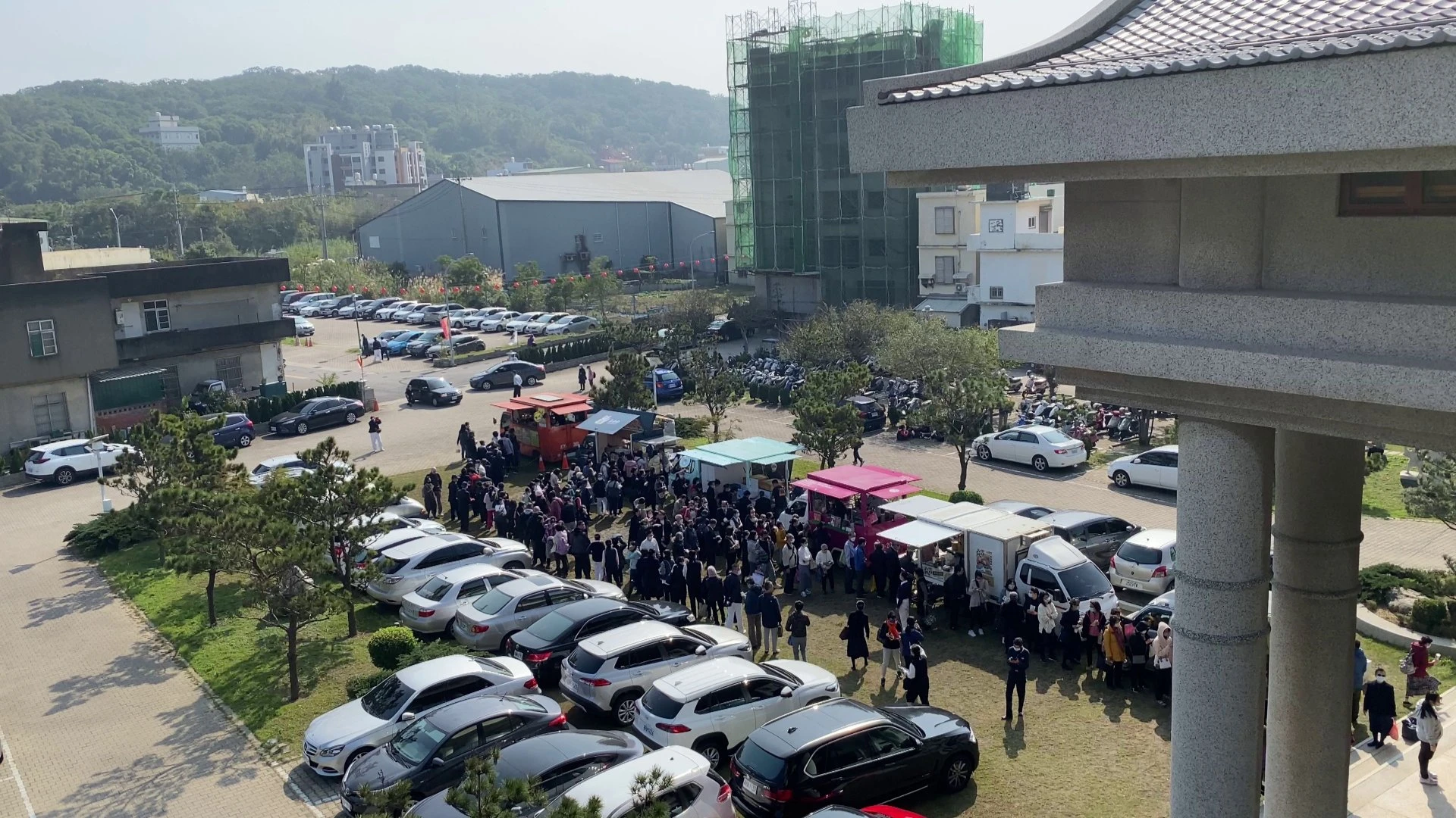 靜思堂一樓及外面,志工擺設了餐車,提供多種美味蔬食,讓欣賞完音樂會的大家吃飽飽再回家。