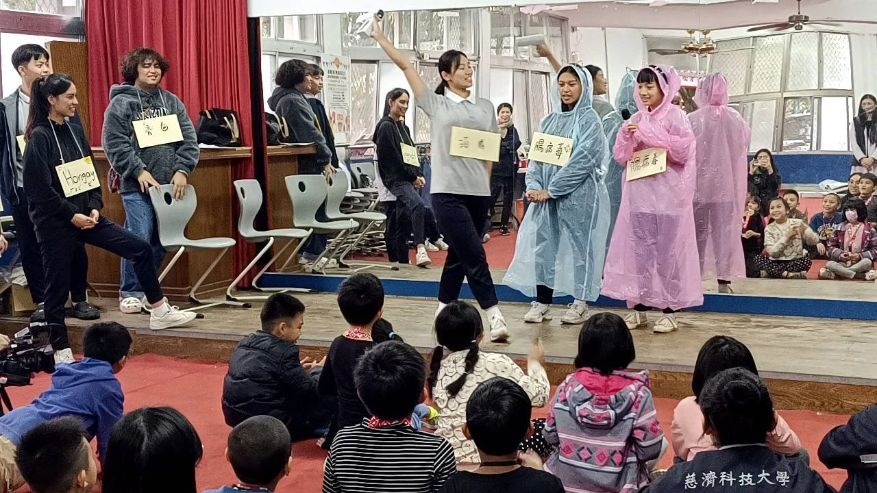 學生穿上雨衣,搭配「腸病毒」、「醫生」、「酒精」等名牌,直接上演如何正確洗手的話劇。