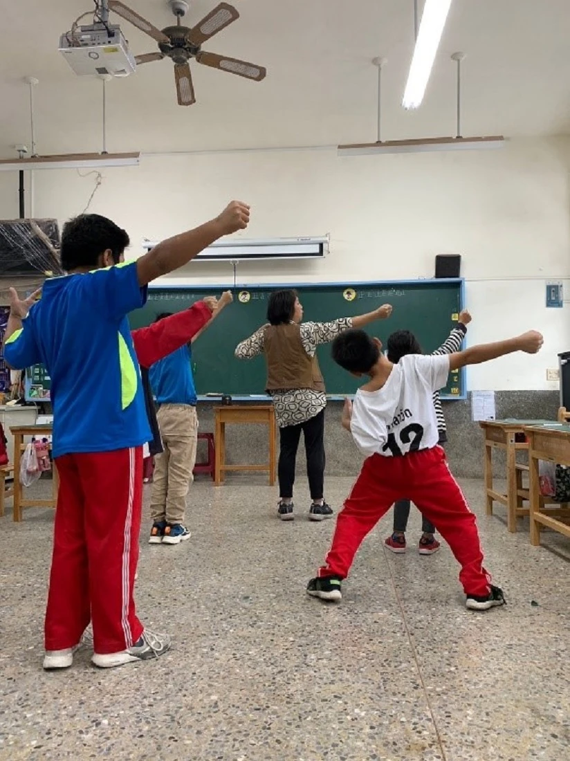 阿里山國中小,老師以帶動唱方式引領學生了解鄒族獵人文化