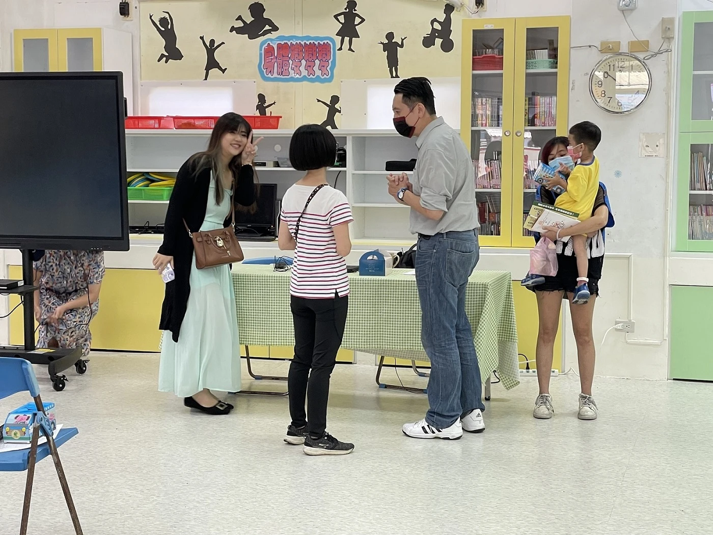 活動結束後,家長繼續向講師請教
