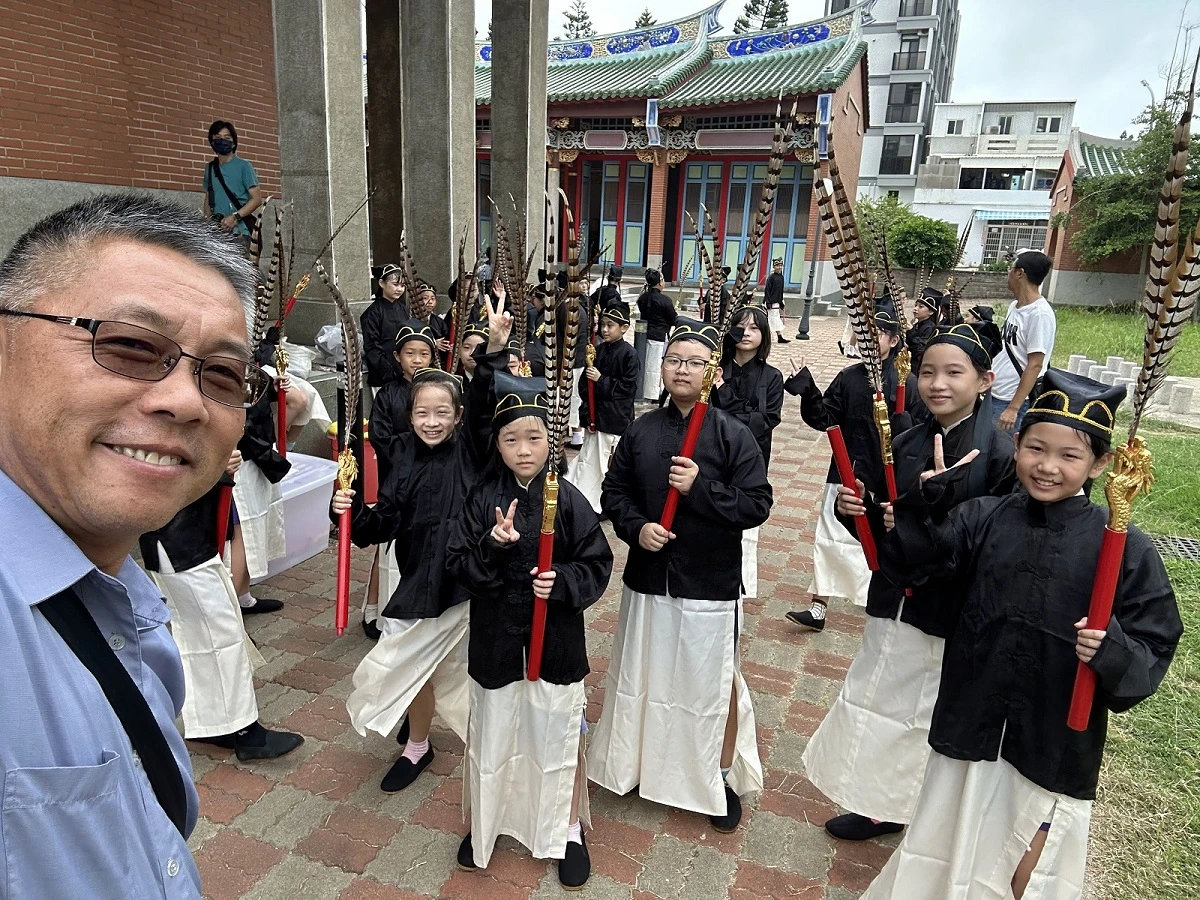 陳智賢校長帶著孩子參加祭孔大會,拓展視野。