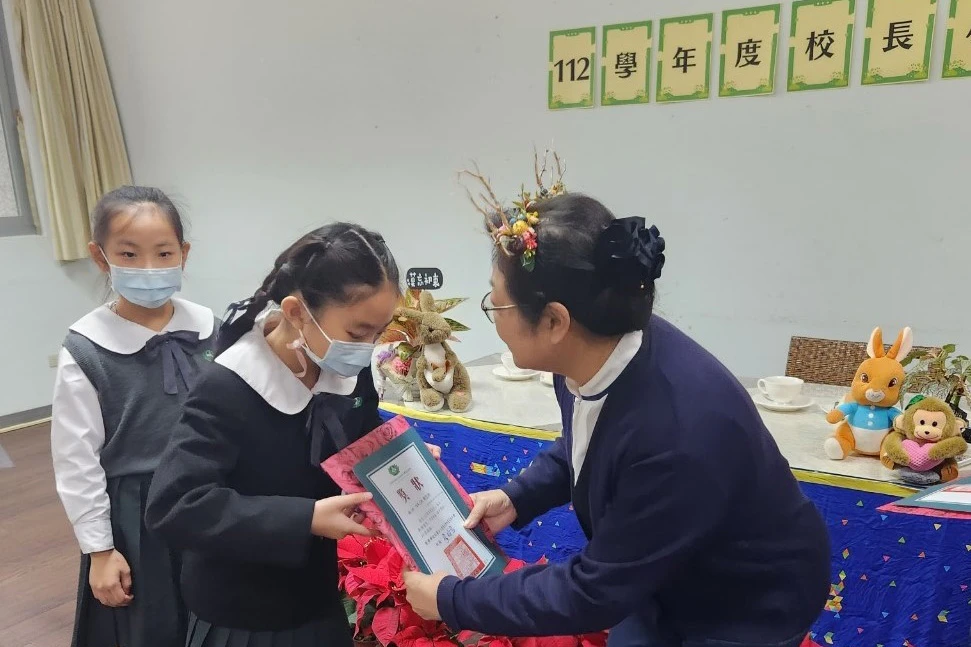 校長頒發獎狀與一份特別的小禮物給小客人,為每個孩子留下一份難忘的回憶