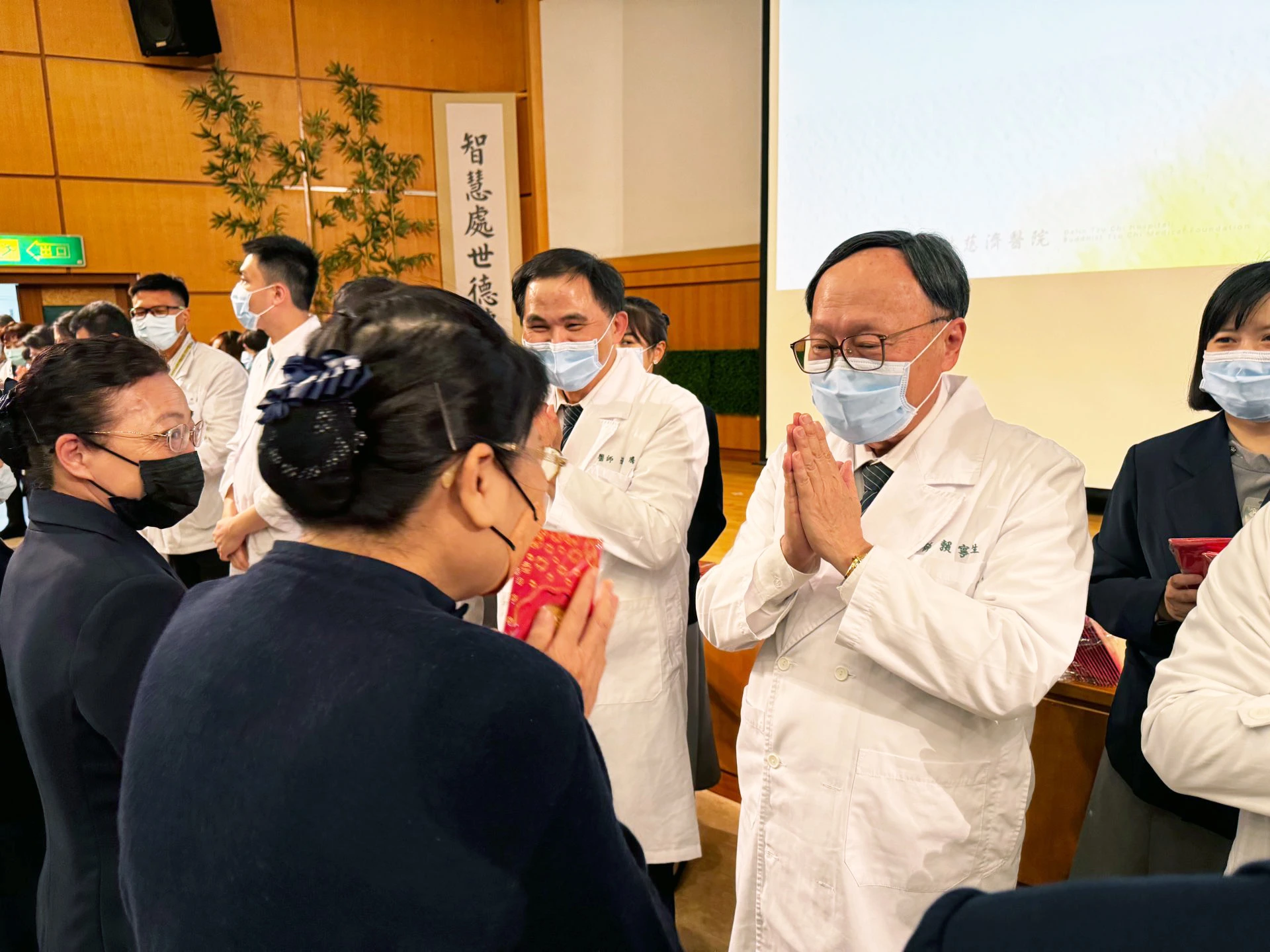 圖說:院長賴寧生在今天帶領院內同仁向志工感恩一年的辛勞