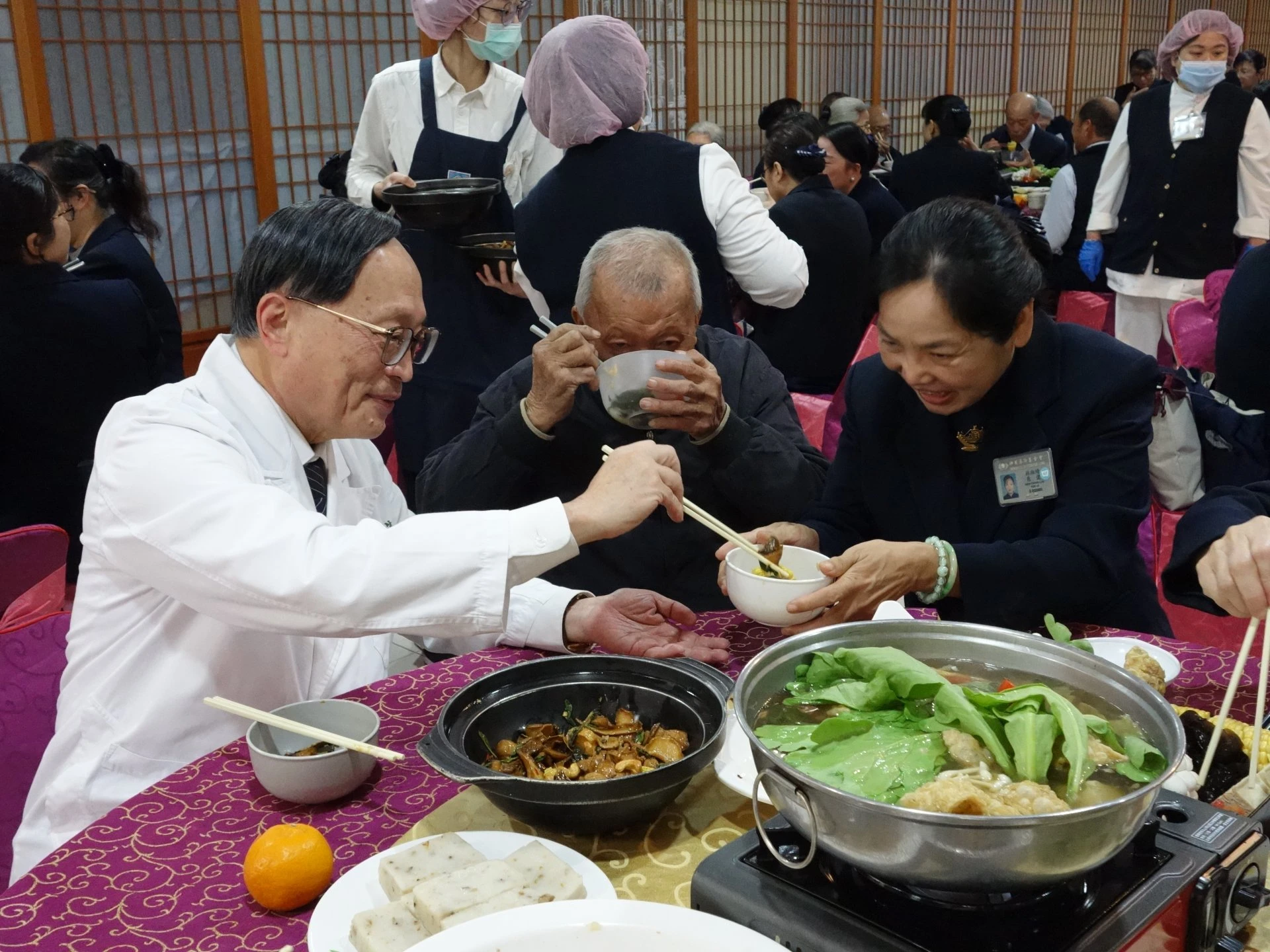 圖說:院長賴寧生親切為志工夾菜服務