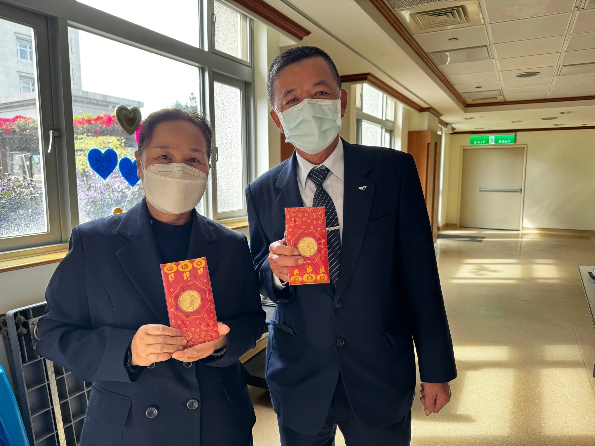圖說:左邊人物為志工黃淑芬、右邊人物為志工甘振邦,倆位同時在外科加護病房擔任照