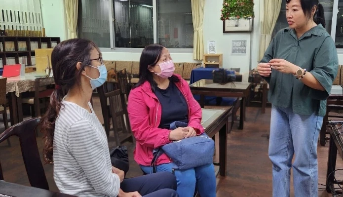 短暫休息時間,家長把握與老師談心機會提問。