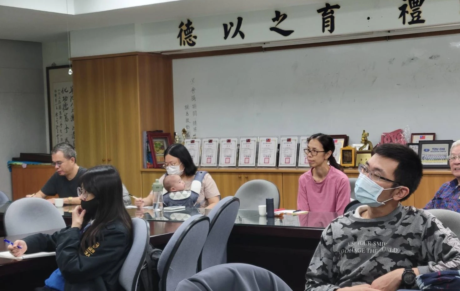 讀懂孩子的心從小小孩開始,家長帶著小貝比一起參加讀書會。