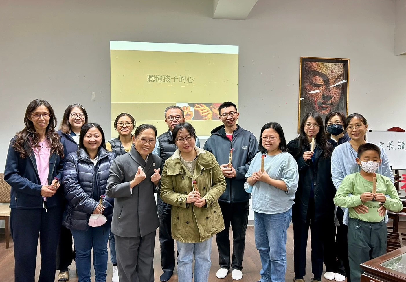 家長是孩子的模,期末特別頒發結緣品鼓勵四場讀書會全勤的家長。_0