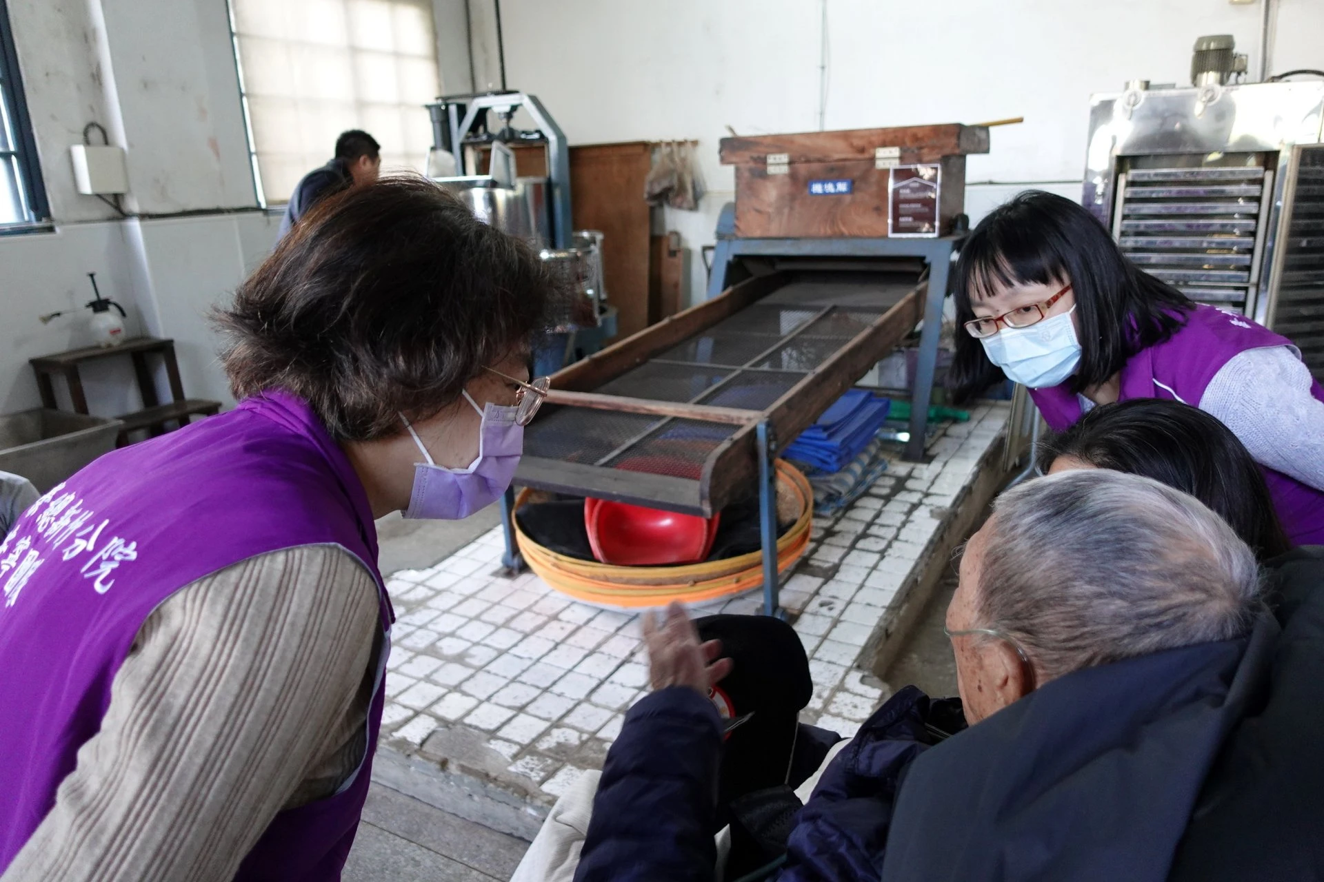 黃阿公受過日本教育,伊甸圓夢憩旅帶黃阿公來到日本建築的梧棲出張所回味過往,並在許願板上寫下好好活著的心願。