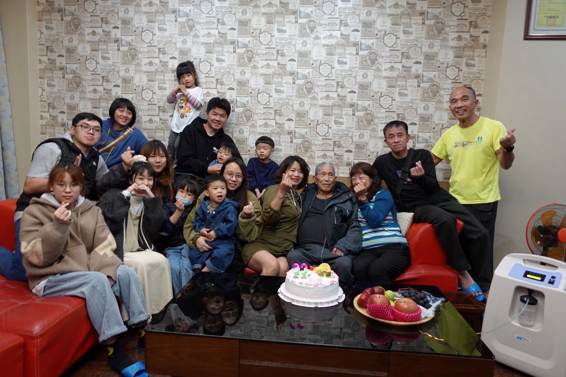 黃阿公從小就跟著家人做茶,伊甸園夢憩旅帶阿公走訪日月潭,看到熟悉的製茶具,黃阿公滔滔不絕地跟大家介紹製茶的流程,以及臺灣早期產茶的繁華。