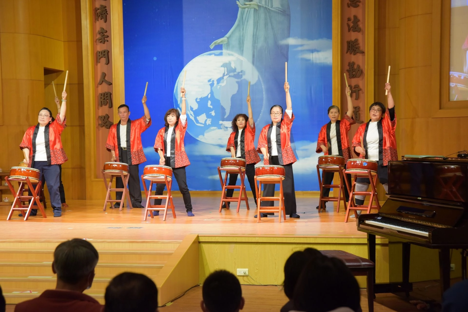 慈濟雲林聯絡處1月20日舉辦冬令發放圍爐活動,邀請照顧戶與志工一起圍爐。