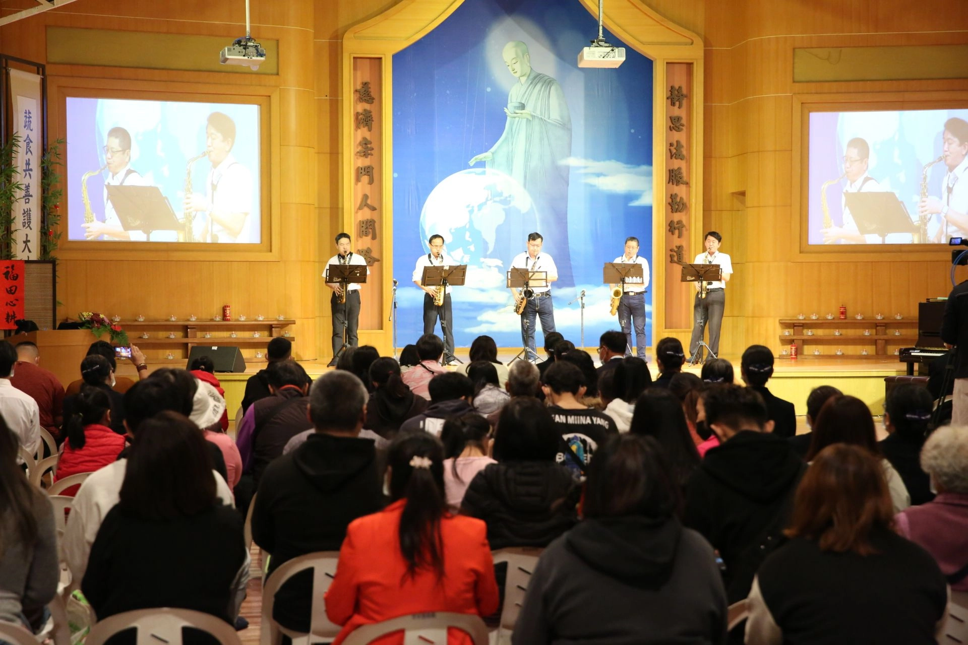 慈濟雲林聯絡處1月20日舉辦冬令發放圍爐活動,邀請照顧戶與志工一起圍爐。