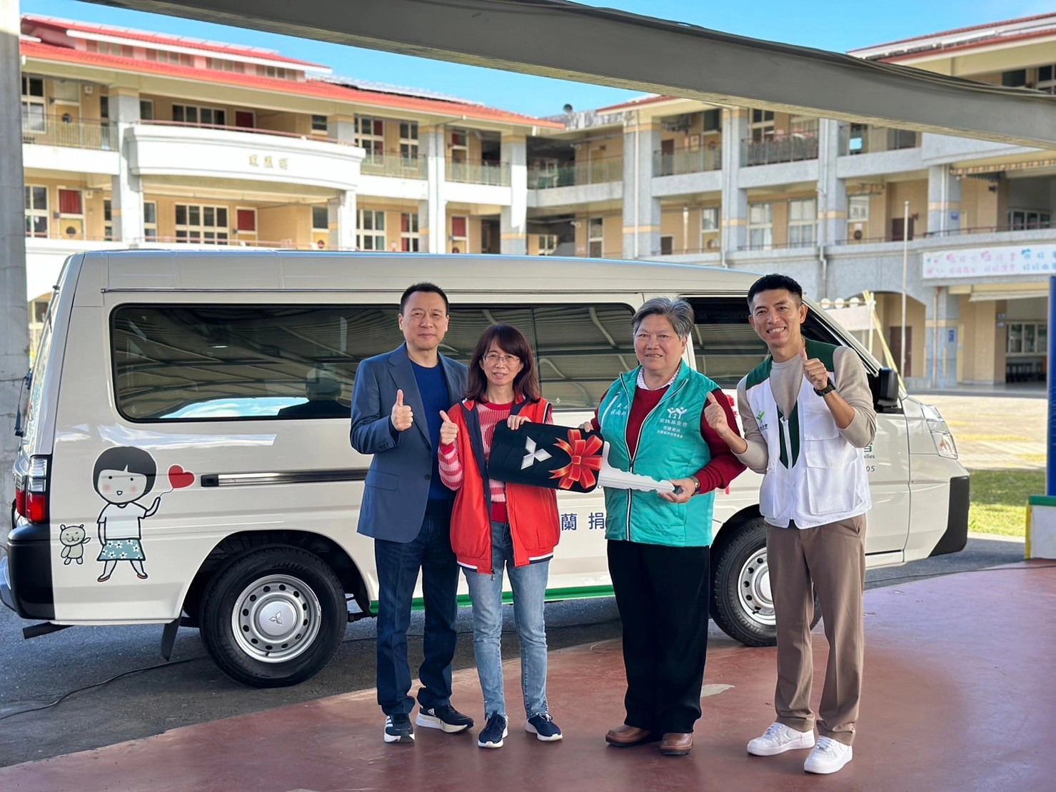 李沃耀董事長與陳素蘭董事長夫人致贈服務專車,由主委楊淑玲、主任施政延代為受贈。