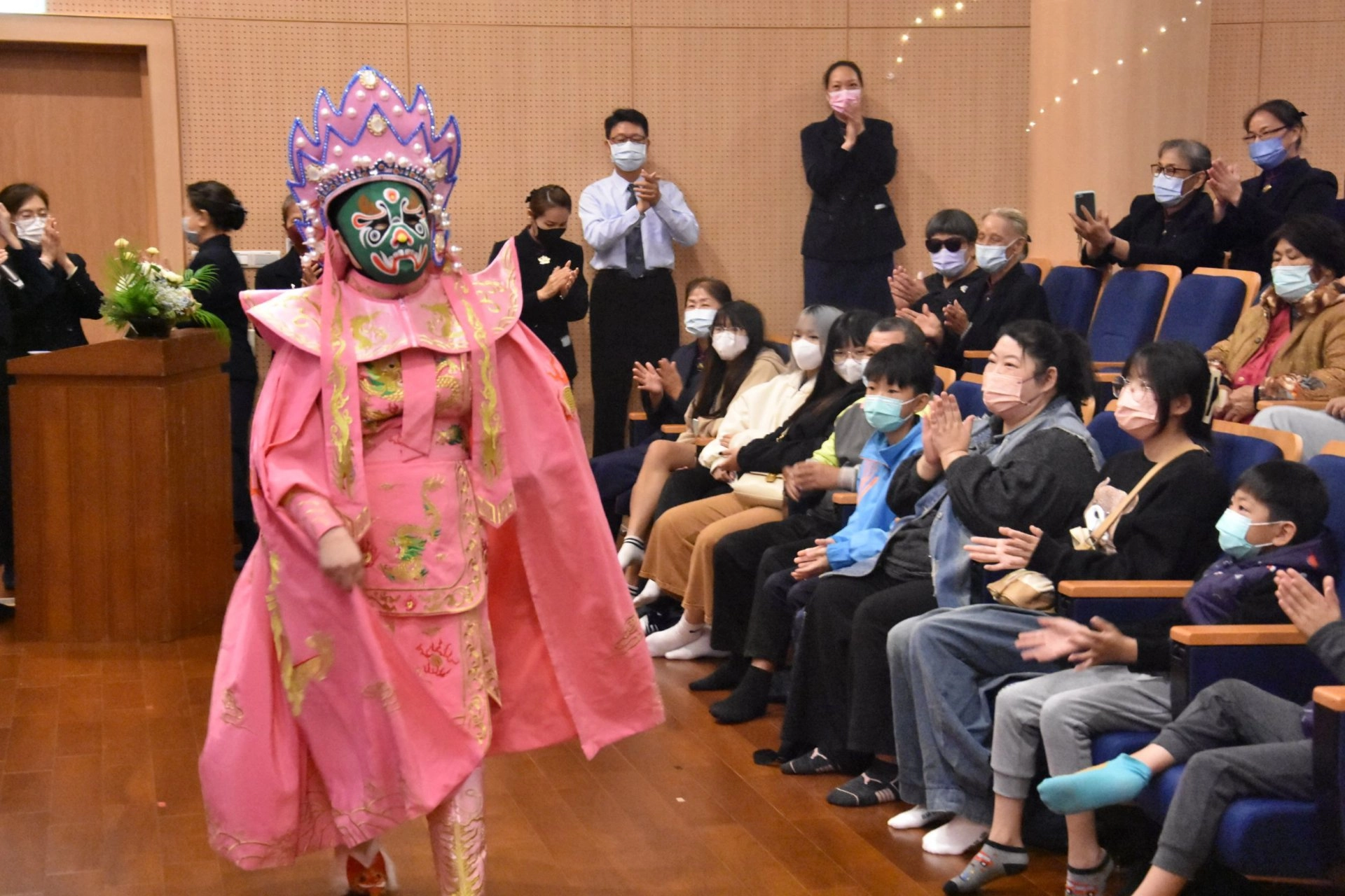 慈濟大甲聯絡處1月20日舉辦冬令發放活動,志工安排許多節目。