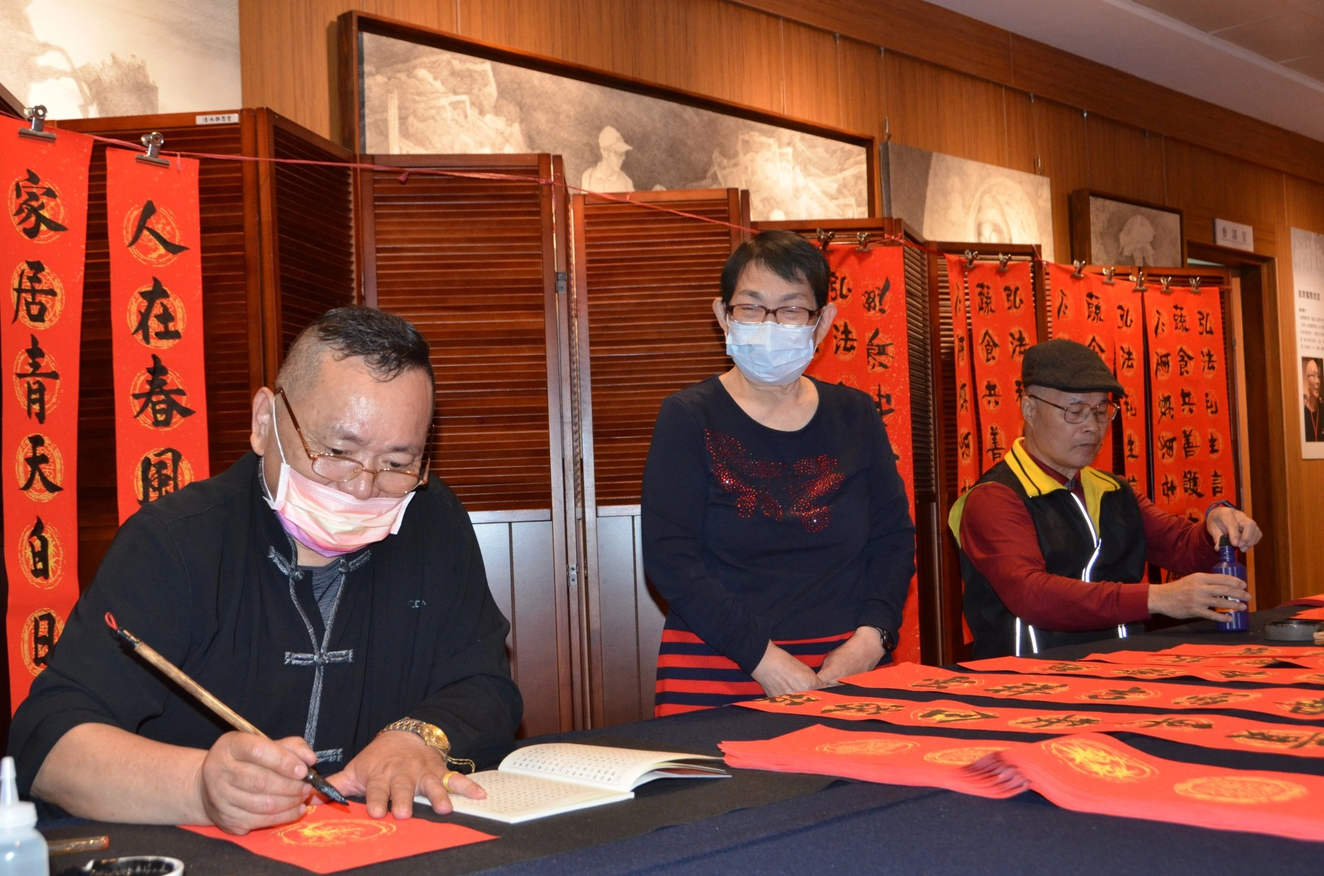 清水靜思堂1月20日舉辦冬令發放活動,志工營造過年氣氛,並準備毛帽給照顧戶。
