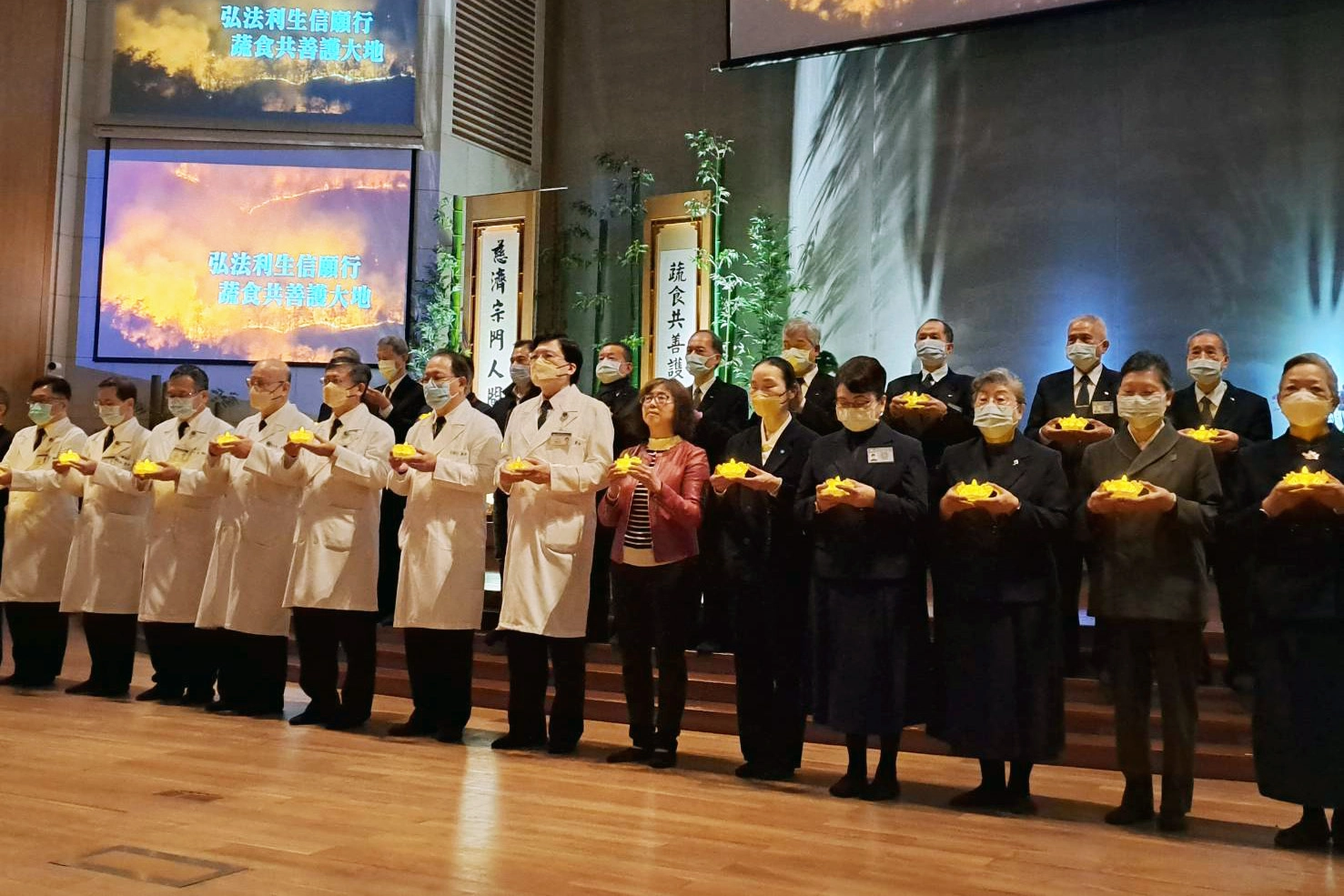 慈濟在板橋志業園區舉辦冬令關懷 活動中並點燈為民眾祈福