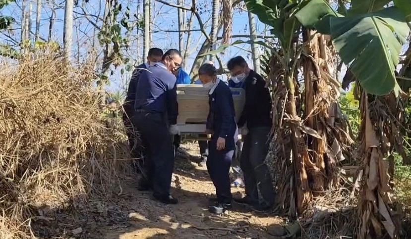志工徒步合力搬運,經過顛簸不平的香蕉園,高低起伏較大,一路上要搬起沈重的醫療床行走。