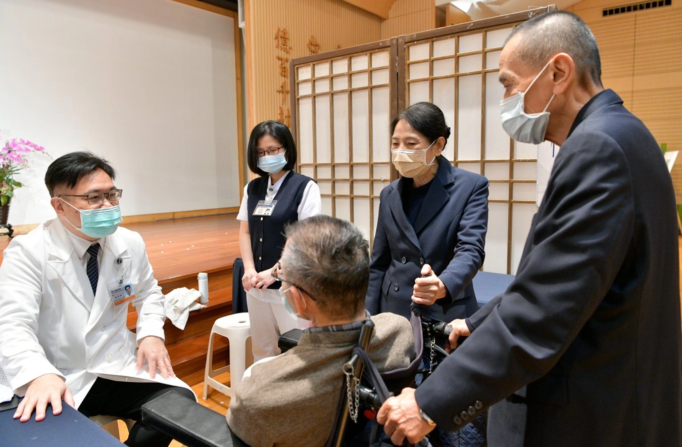 義診區由臺北慈濟醫院團隊包括醫師、護理、醫技、行政人員等超過四十位的工作人員,有內科、外科、家醫科、中醫科。